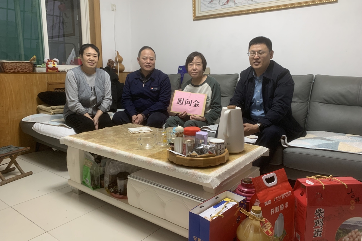 2月3日，辛光明走访困难职工.jpg