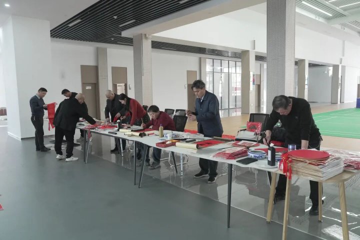 完美体育-完美（中国）
书画协会开展写春联送祝福活动