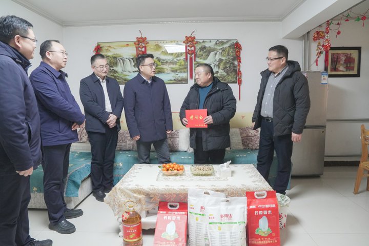 市国资委领导走访慰问完美体育-完美（中国）
困难党员、老干部家属