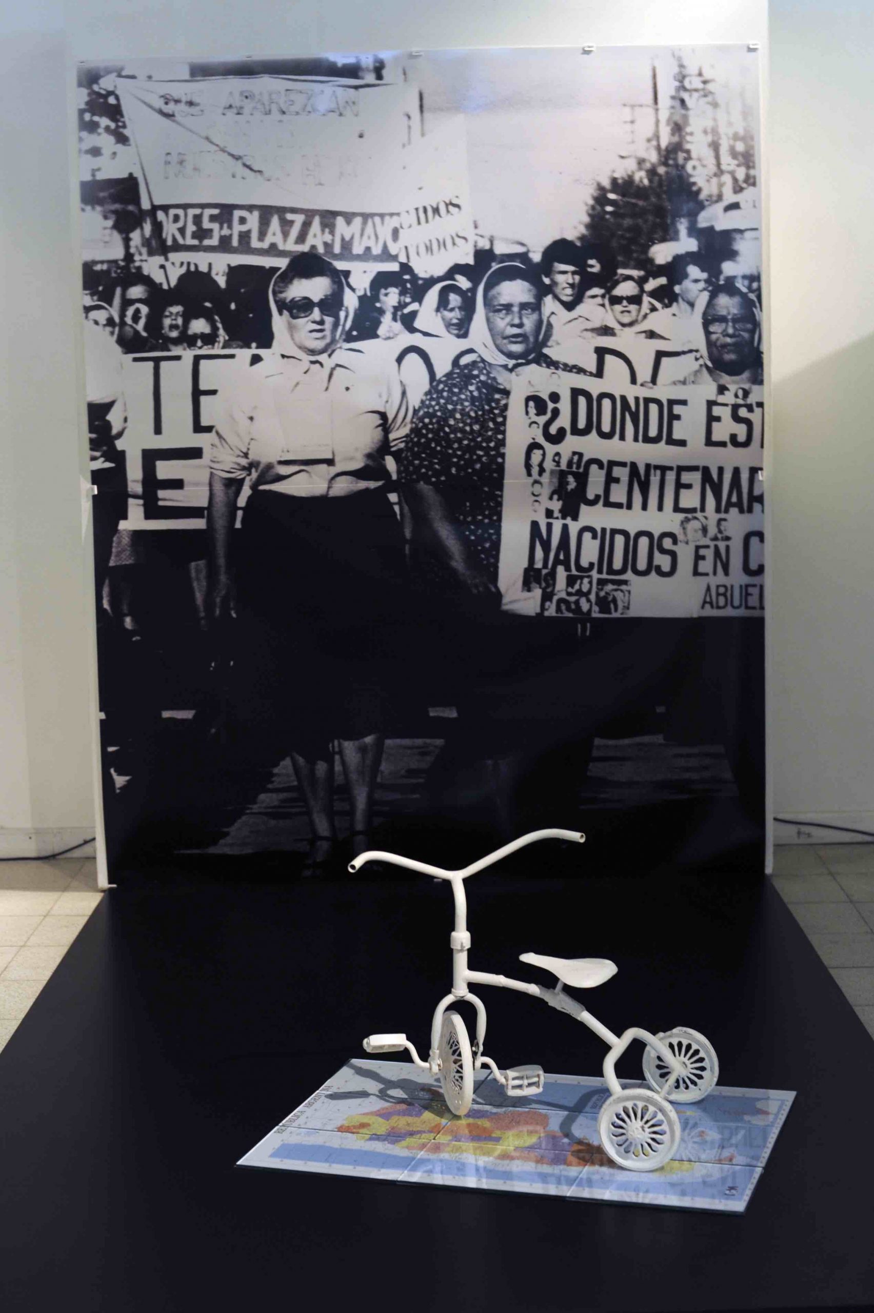 we are waiting for you. photo, object,glass. Museo de Arte de La Plata. 2014